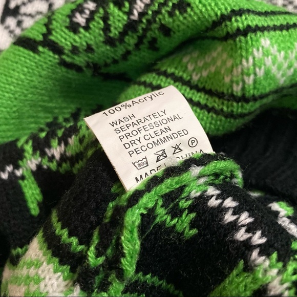 NEW Hulu Green Black Hulu Has Live Sports Pullover Sweater - Picture 5 of 5